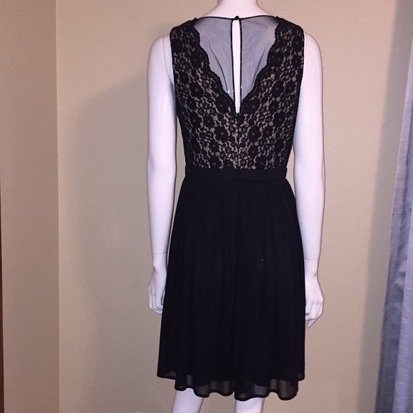 Morgan &Co, stunning laces dress size 8 - Picture 3 of 4